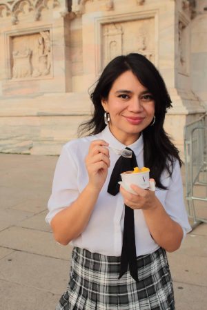 Judy Monsiváis Italia Judy enfrente del Duomo de Milán comiendo un gelato